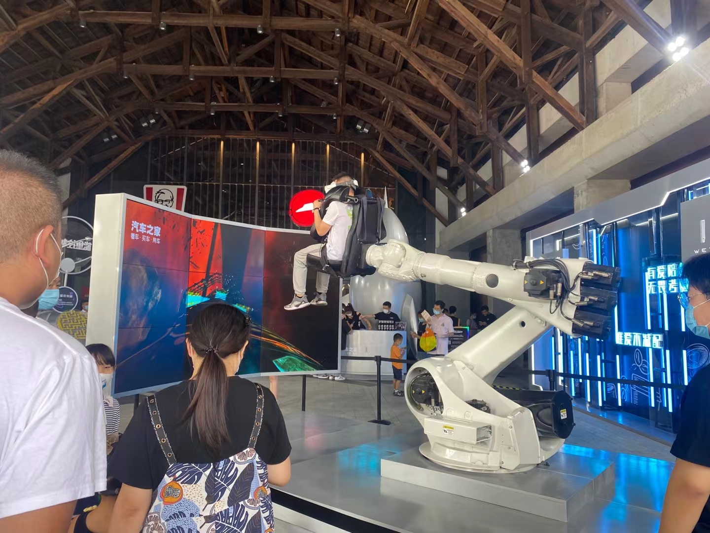 汽车之家·超级登陆日活动圆满结束。 巨型机械臂VR互动装置